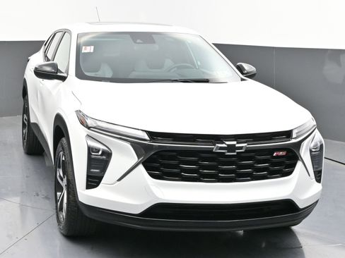 Used 2025 Chevrolet Trax RS w/ Sunroof Package FWD image 2
