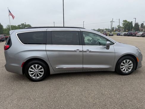 Used 2017 Chrysler Pacifica Touring-L FWD image 6