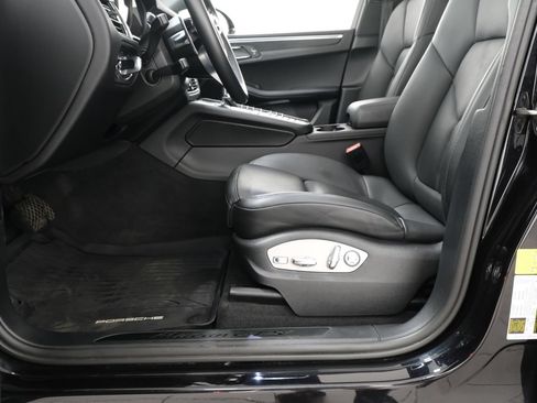 Used 2021 Porsche Macan GTS AWD/4WD image 32