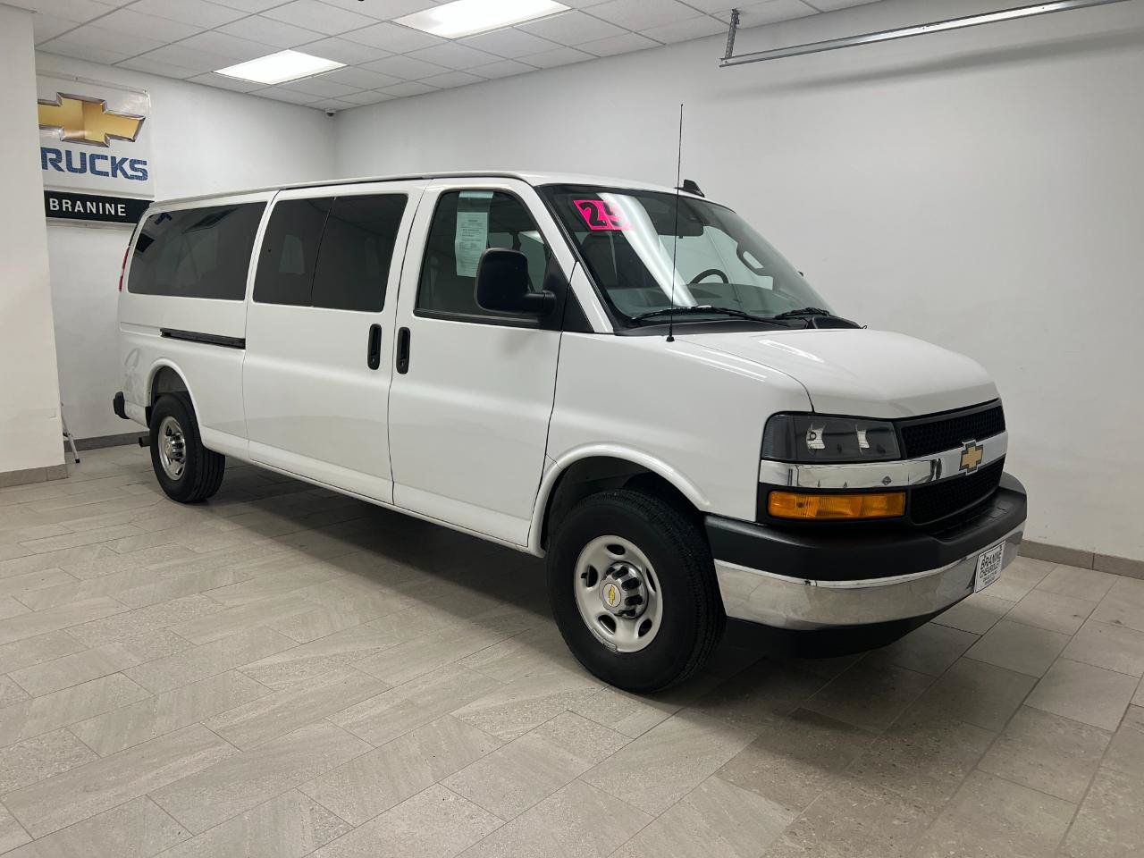 Used 2025 Chevrolet Express 3500 LT w/ LT Preferred Equipment Group RWD image 3