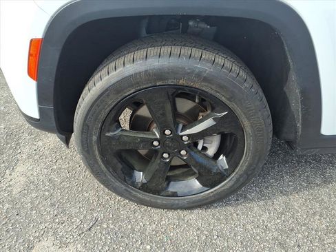 Used 2023 Jeep Grand Cherokee L Laredo image 6