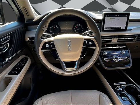 Used 2022 Lincoln Corsair AWD w/ Premium Package image 5