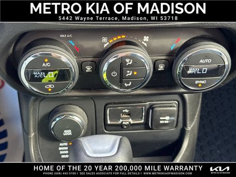 Used 2017 Jeep Renegade Altitude AWD/4WD image 23