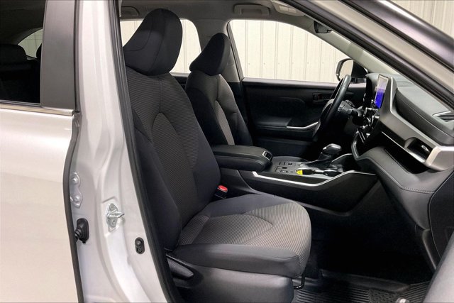 Used 2023 Toyota Highlander LE AWD/4WD image 7