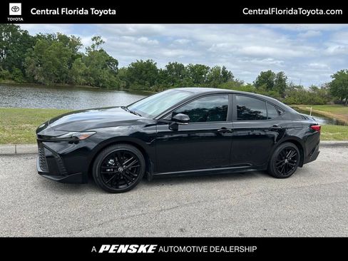 Used 2025 Toyota Camry SE image 1