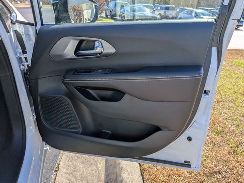 New 2026 Chrysler Pacifica Select image 32