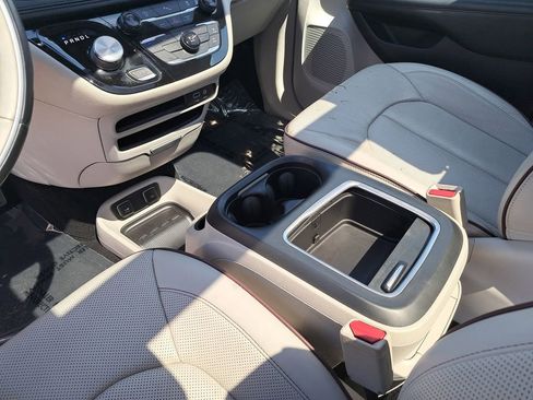 Used 2018 Chrysler Pacifica Limited FWD image 26