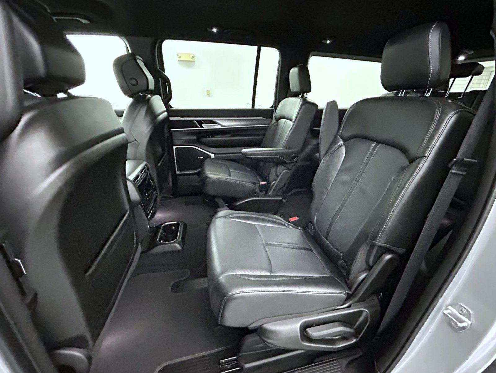 Used 2025 Jeep Wagoneer Series II AWD/4WD image 21