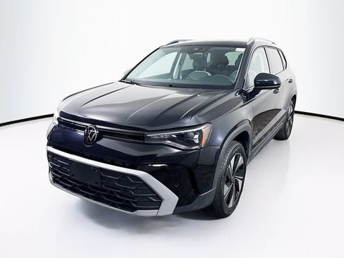 Used 2025 Volkswagen Taos SE AWD/4WD image 3