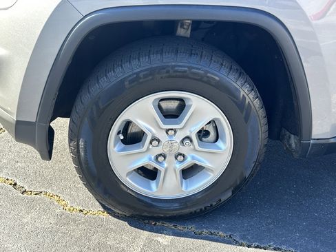 Used 2016 Jeep Grand Cherokee Laredo image 13