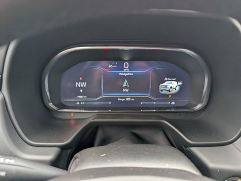 Used 2023 Chevrolet Suburban Premier image 17