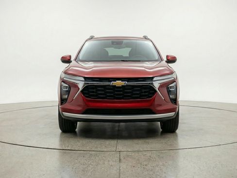 Used 2025 Chevrolet Trax LT FWD image 2