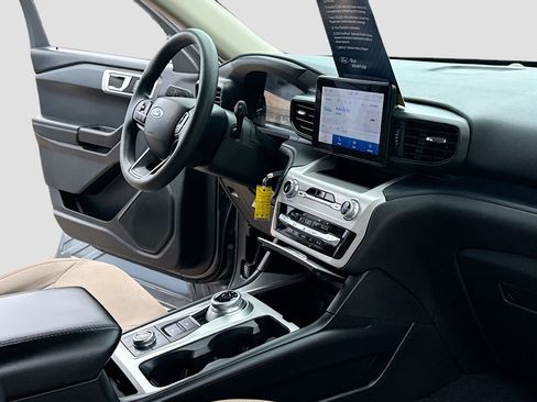 Certified 2023 Ford Explorer 4WD image 5