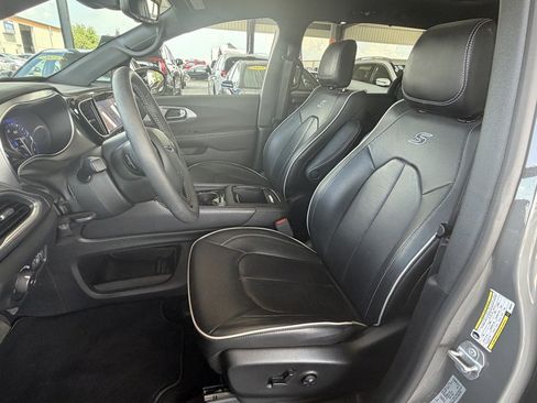 Used 2025 Chrysler Pacifica Limited FWD image 10