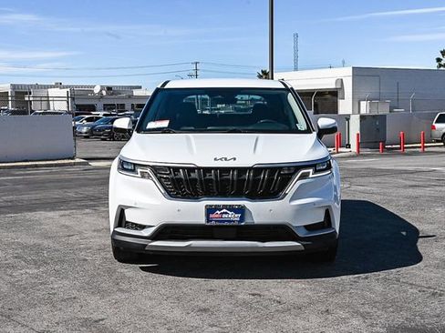 Used 2023 Kia Carnival EX image 2