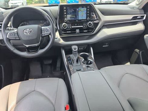 Used 2021 Toyota Highlander Limited FWD image 15