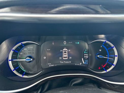 Used 2023 Chrysler Pacifica Limited FWD image 11