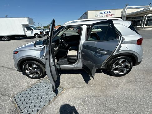 Used 2021 Hyundai Venue SEL FWD image 25