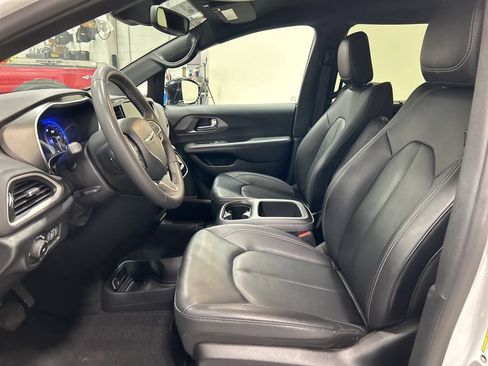 Used 2025 Chrysler Pacifica Select FWD image 11