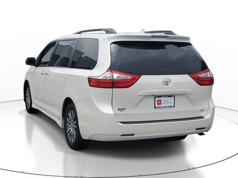 Certified 2018 Toyota Sienna XLE Premium FWD image 4
