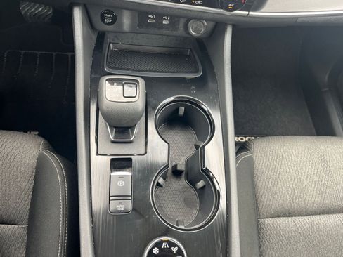 Used 2025 Nissan Rogue SV image 43