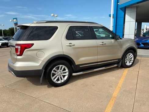 Used 2017 Ford Explorer XLT w/ Equipment Group 202A FWD image 5