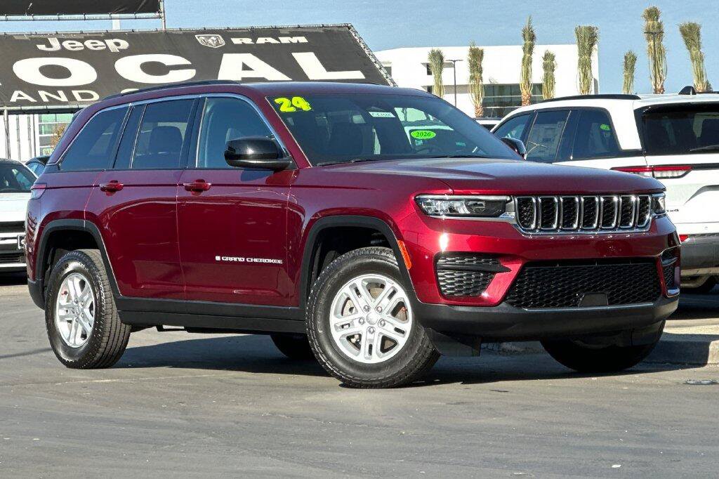Used 2024 Jeep Grand Cherokee Laredo w/ Luxury Tech Group I RWD image 2