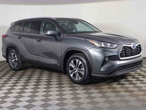 Used 2022 Toyota Highlander XLE AWD/4WD image 2