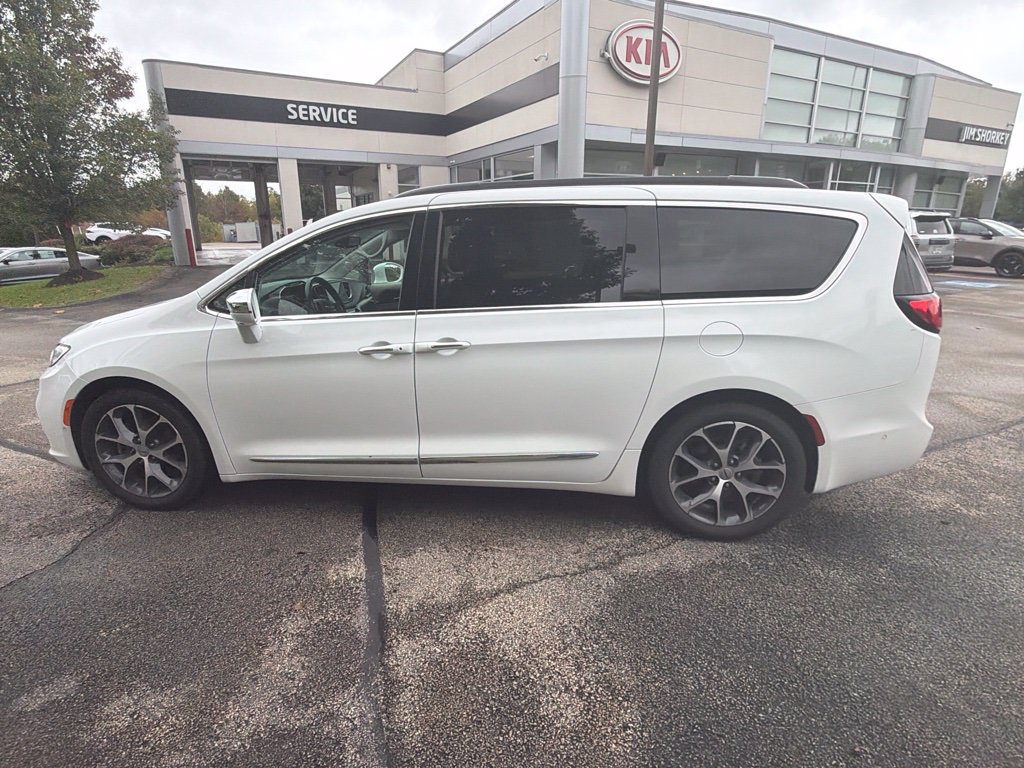 Used 2022 Chrysler Pacifica Limited FWD image 3