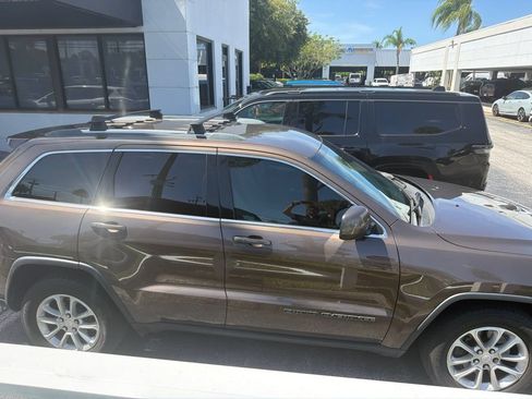 Used 2021 Jeep Grand Cherokee Laredo RWD image 4