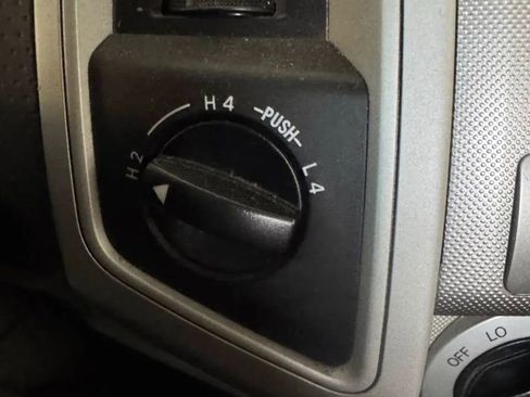 Used 2011 Toyota Tacoma 4x4 Access Cab V6 w/ TRD Sport Pkg image 4