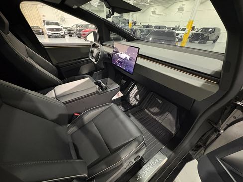 Used 2025 Tesla Cybertruck AWD Crew Cab image 41