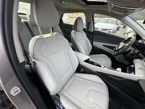 New 2025 Hyundai Elantra Limited image 25