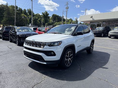 Used 2025 Jeep Compass Limited AWD/4WD image 3