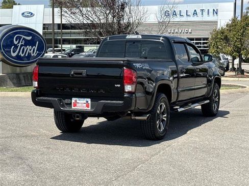 Used 2017 Toyota Tacoma TRD Sport w/ Tow Package AWD/4WD image 5