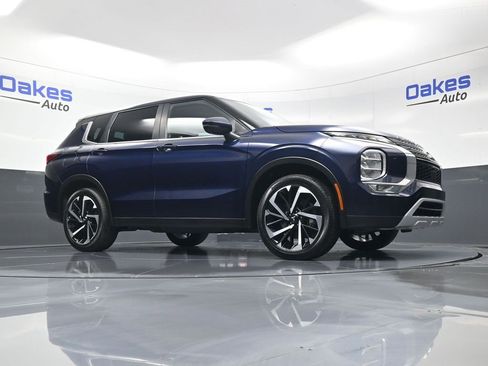 Used 2022 Mitsubishi Outlander SE image 41