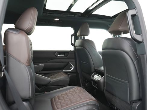 Used 2025 Nissan Armada Platinum AWD/4WD image 12
