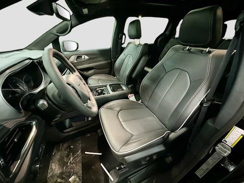 New 2026 Chrysler Pacifica Limited AWD/4WD image 23