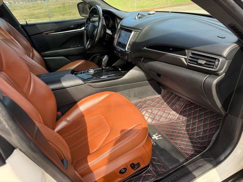 Used 2017 Maserati Levante image 28