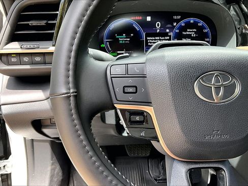 Used 2025 Toyota Crown Signia w/ Advanced Technology Package image 10