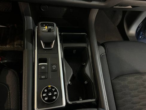 Used 2025 Nissan Pathfinder SV AWD/4WD image 43
