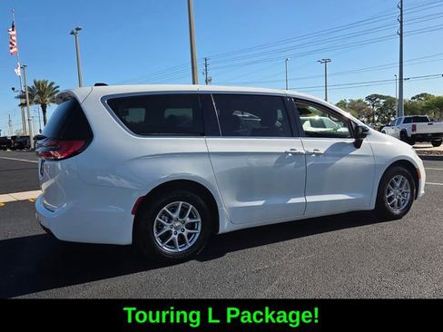 Used 2024 Chrysler Pacifica Touring-L FWD image 7
