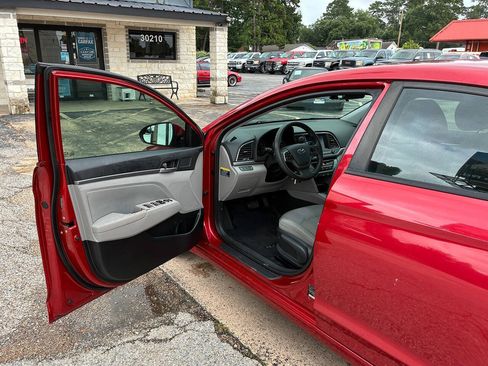 Used 2017 Hyundai Elantra SE FWD image 9