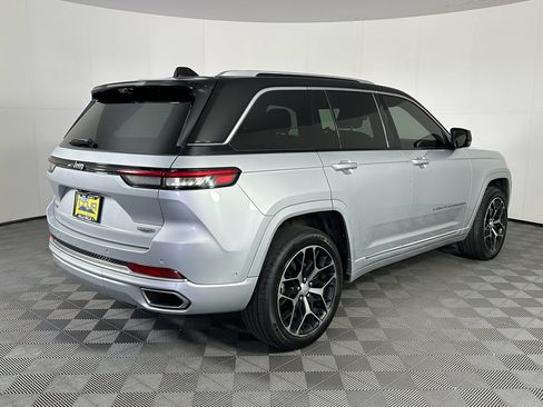 Used 2022 Jeep Grand Cherokee Summit AWD/4WD image 11