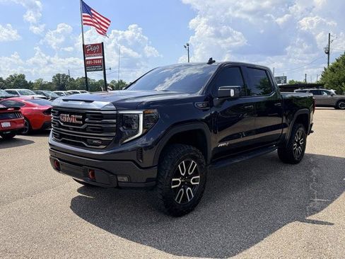 Used 2024 GMC Sierra 1500 AT4 w/ Technology Package AWD/4WD image 4