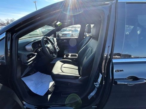 Used 2025 Chrysler Pacifica Select image 10