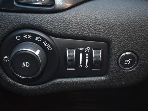 Used 2019 Jeep Cherokee Latitude Plus AWD/4WD image 19