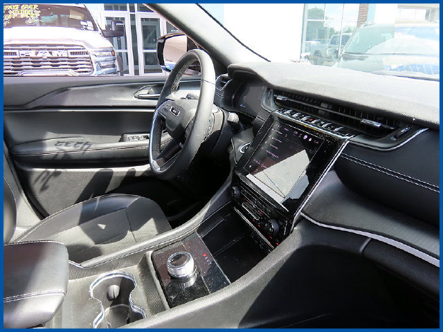 Used 2024 Jeep Grand Cherokee Altitude AWD/4WD image 8