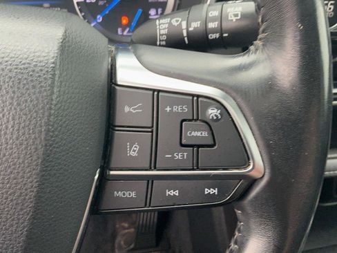 Used 2020 Toyota Highlander XLE AWD/4WD image 19
