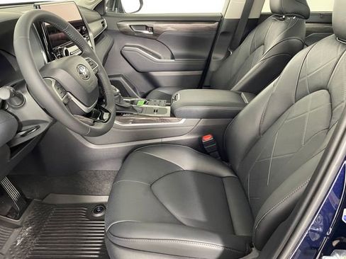 Used 2026 Toyota Highlander Platinum image 2